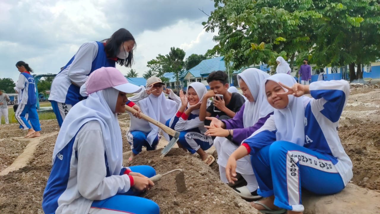 penanaman bibit tanaman