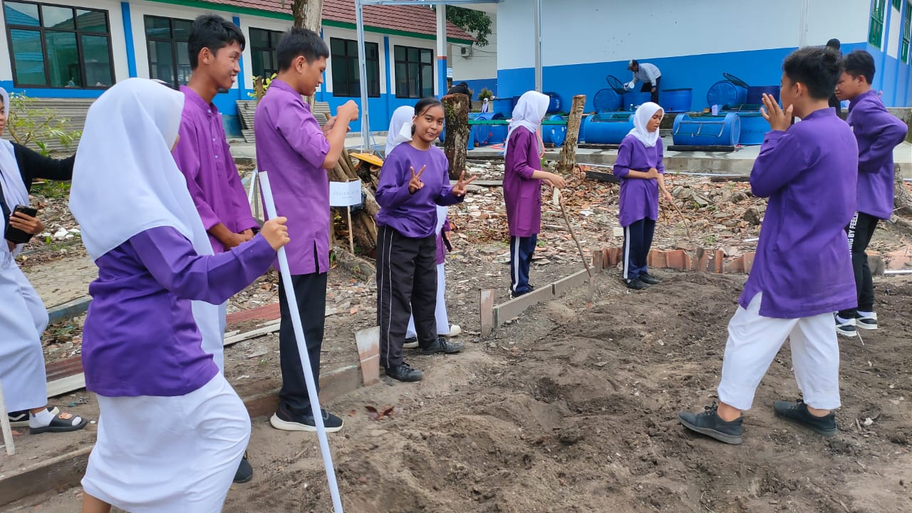 penanaman bibit tanaman