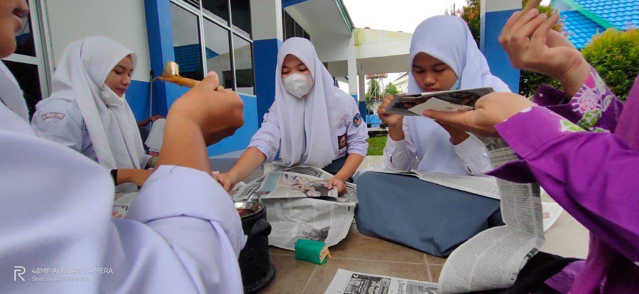 Membatik di SMANETA 2021