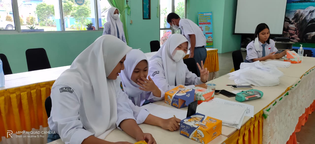 Membatik di SMANETA 2021