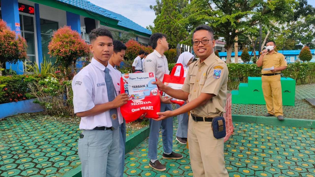 Pembagian hadiah lomba Honda School station