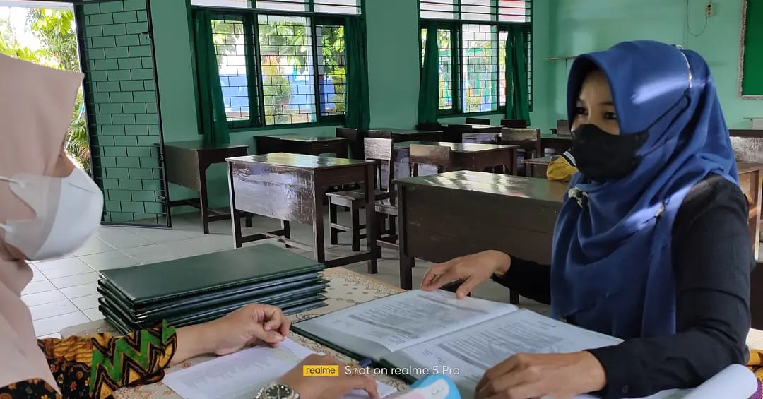 Pembagian raport semester ganjil 2021