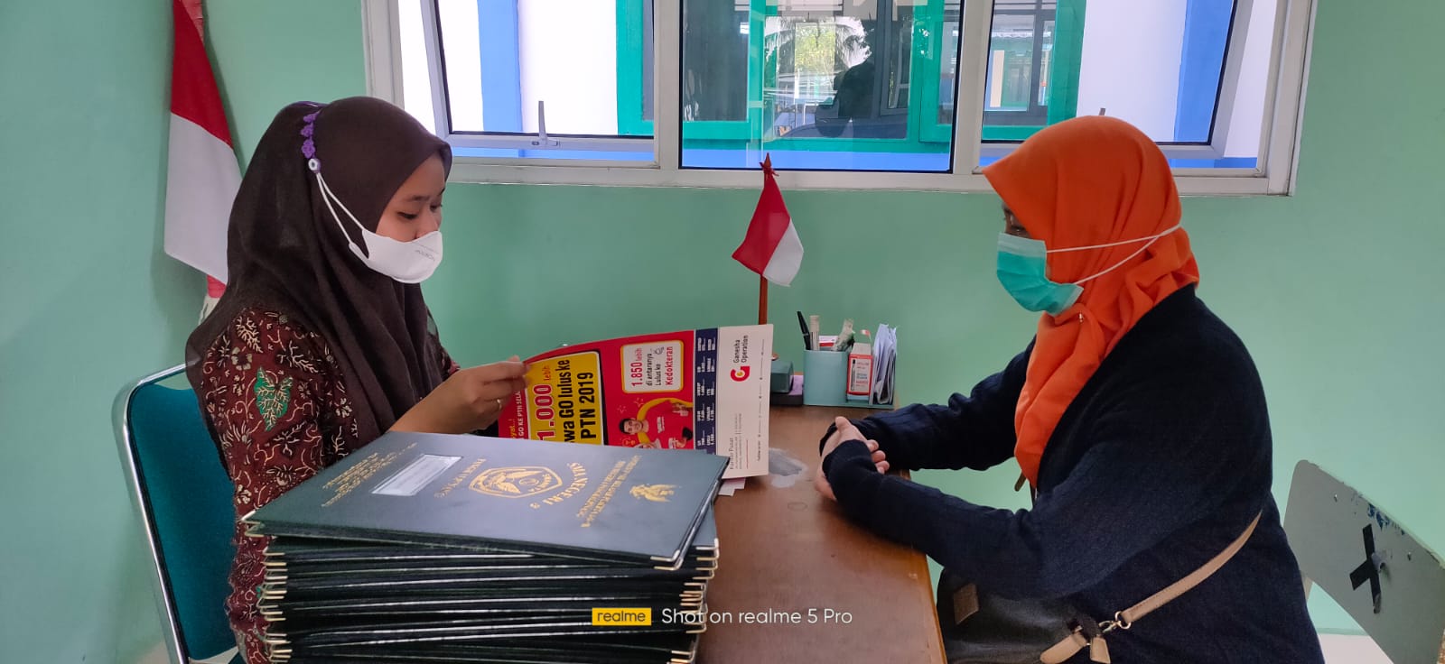 Pembagian raport semester ganjil 2021