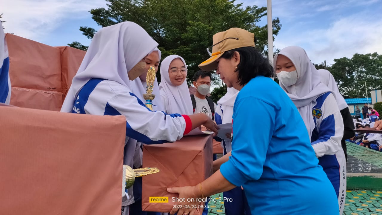 Pembagian hadiah lomba Classmeeting