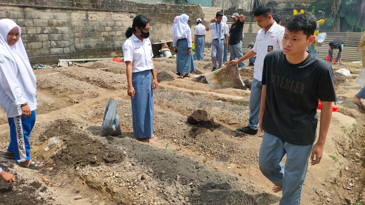 penanaman bibit tanaman