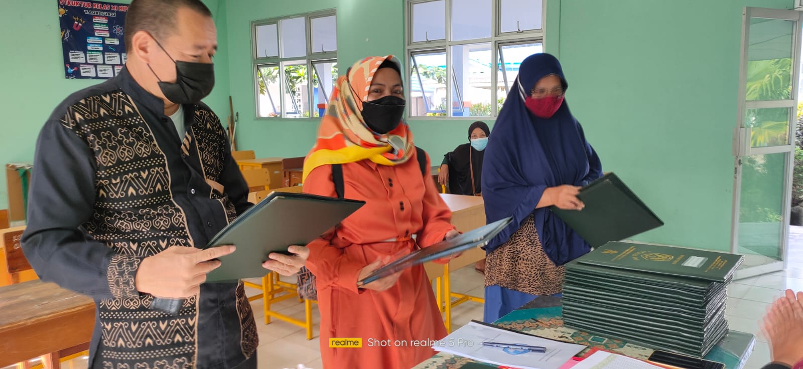 Pembagian raport semester ganjil 2021