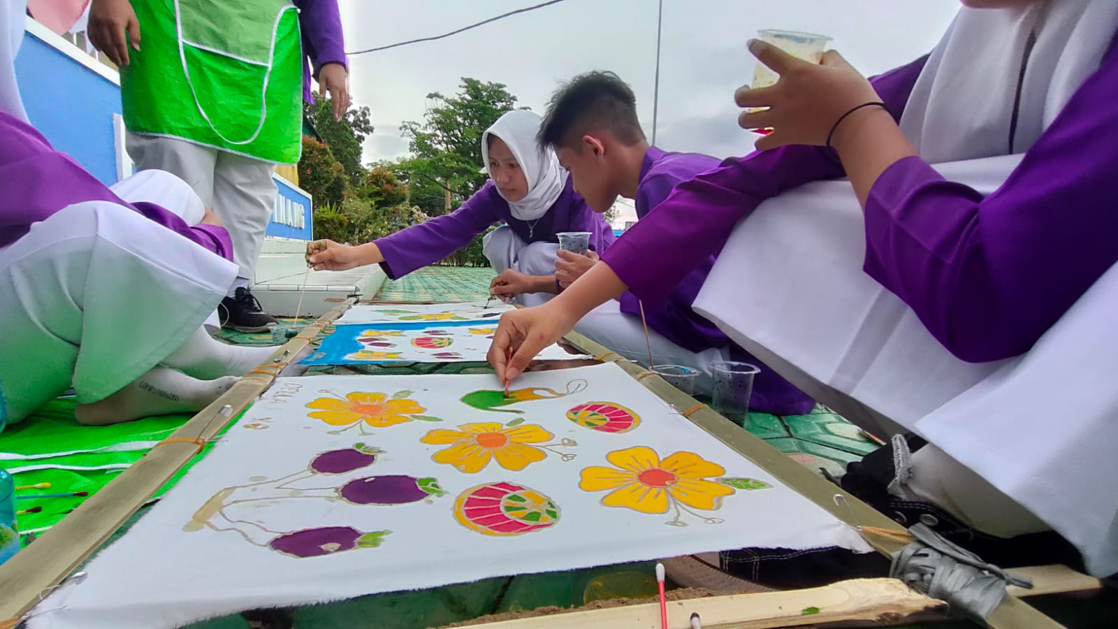 P5 tahap pewarnaan Batik
