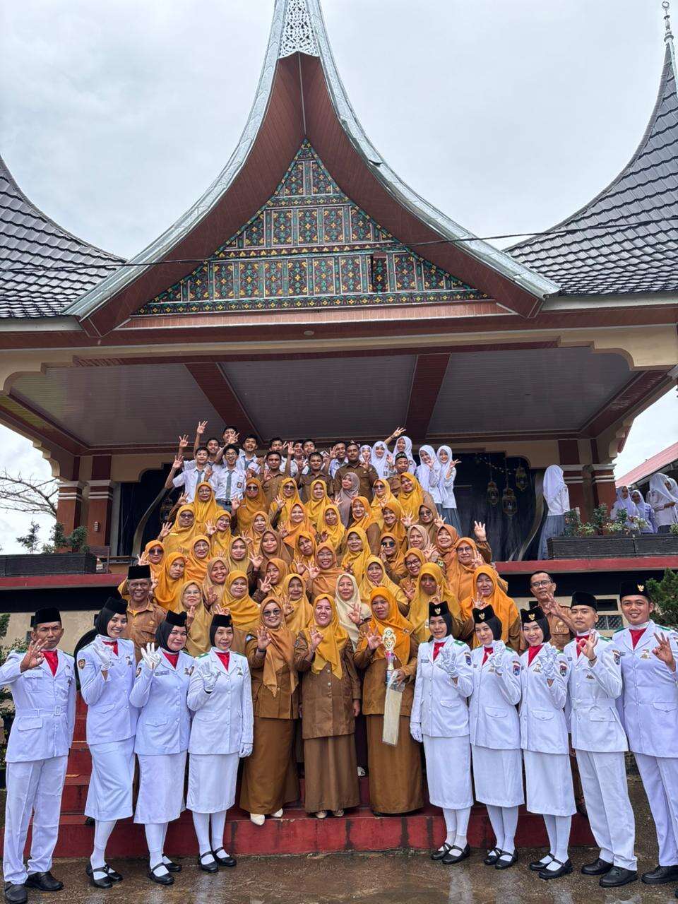 Diguyur Hujan, SMAN 3 Payakumbuh Tetap Gelar Upacara Hari Guru Nasional 2025