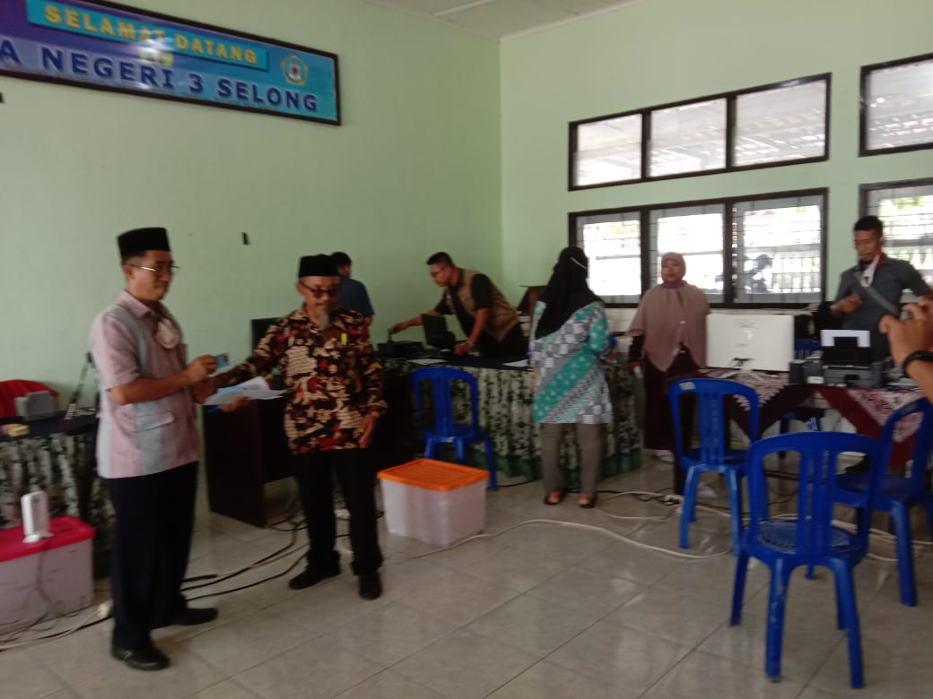 PELAYANAN KELILING PEREKAMAN KTP-EL, KK, DAN AKTA KELAHIRAN OLEH DISDUKCAPIL LOMBOK TIMUR