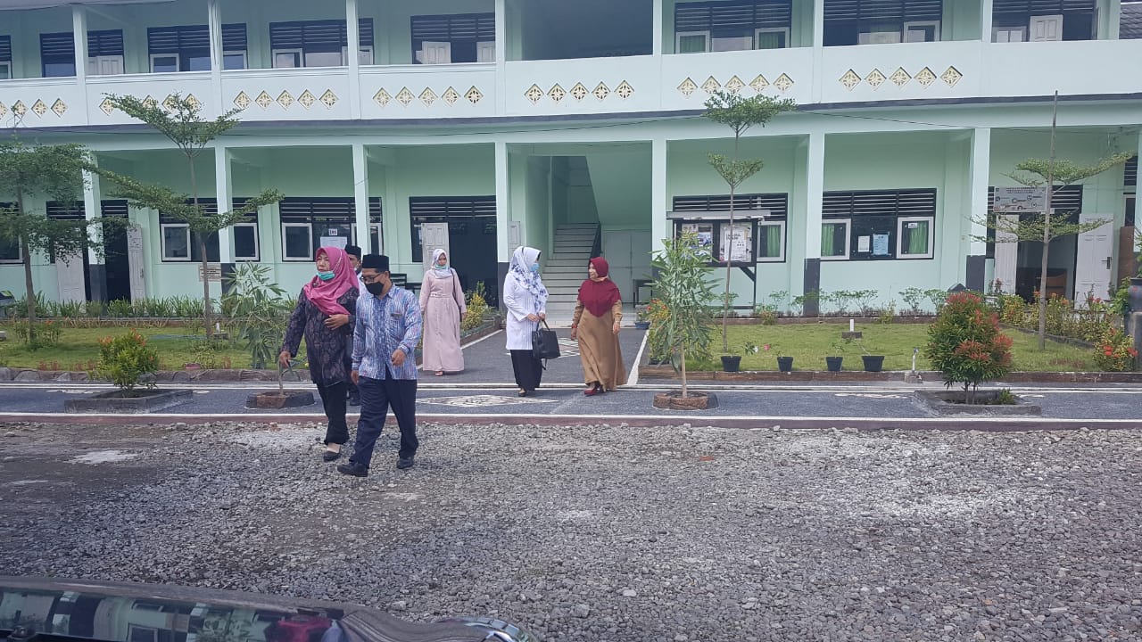 MONITORING JALANNYA UJIAN SEKOLAH DARI DEPARTEMEN AGAMA RI KABUPATEN LOMBOK TIMUR