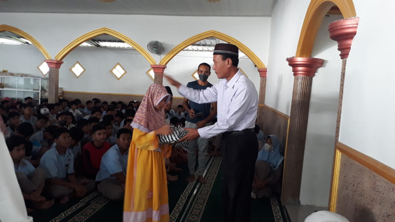 Pemberian Santunan kepada anak yatim piatu di hari ulang tahun SMAN 3 SELONG ke -19