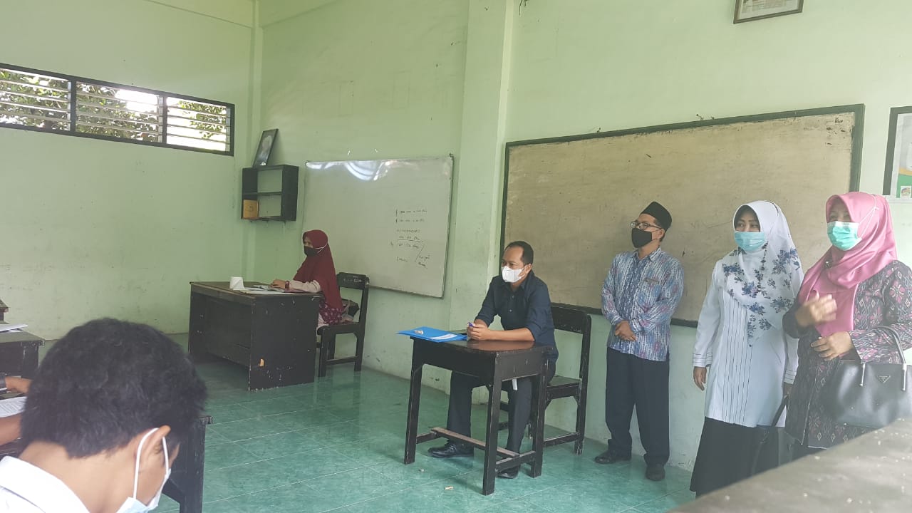 MONITORING JALANNYA UJIAN SEKOLAH DARI DEPARTEMEN AGAMA RI KABUPATEN LOMBOK TIMUR
