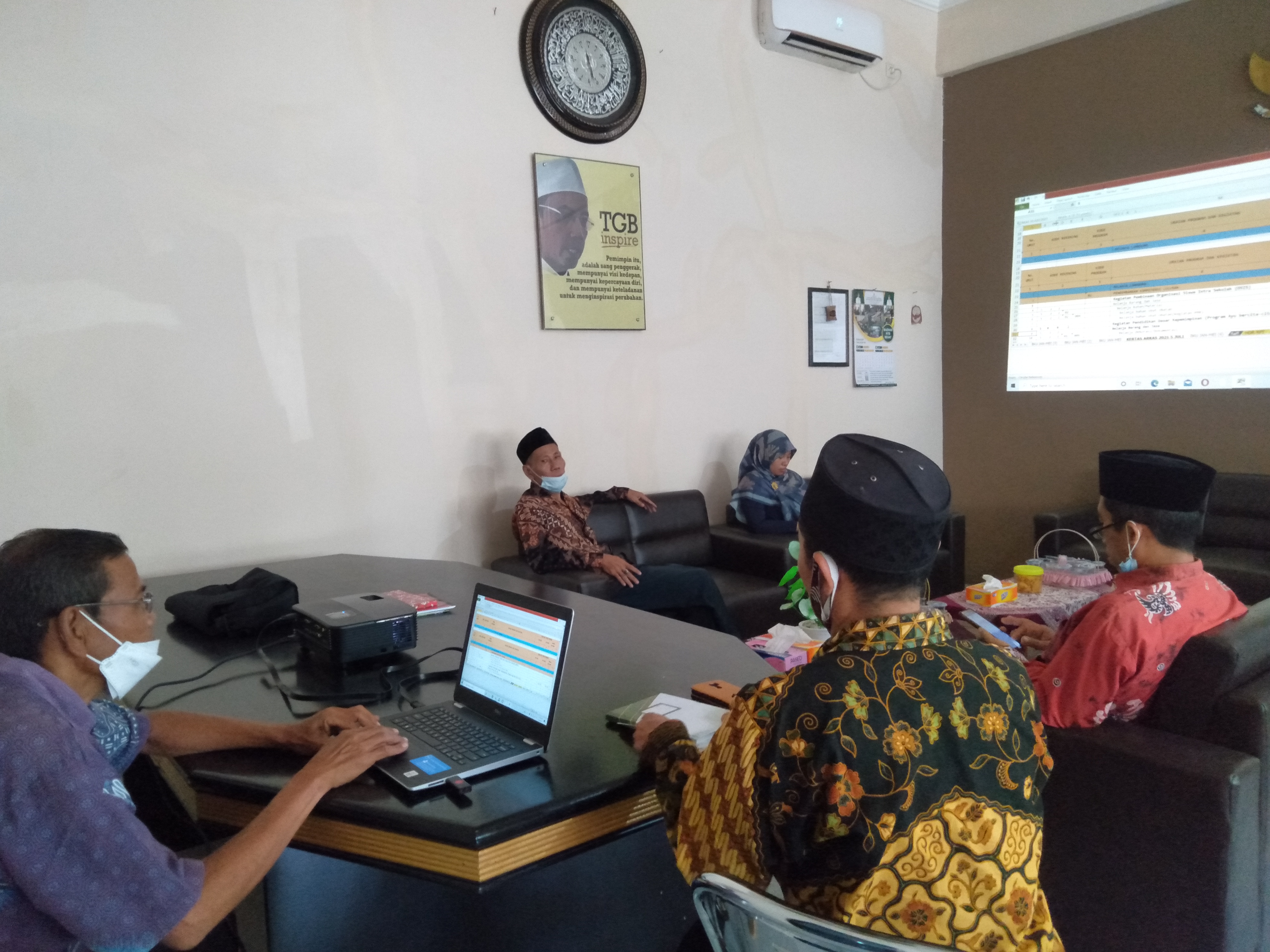 PEMBAHASAN ARKAS OLEH BENDAHARA BOS, KEPALA SEKOLAH, BESERTA WAKIL KEPALA SEKOLAH