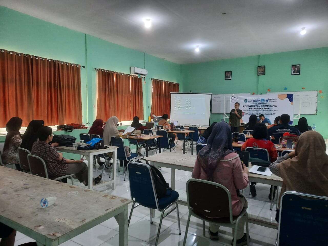 SMA NEGERI 4 SINTANG GELAR IN HOUSE TRAINING (IHT) PENINGKATAN KOMPETENSI PEDAGOGIK GURU TAHUN 2025