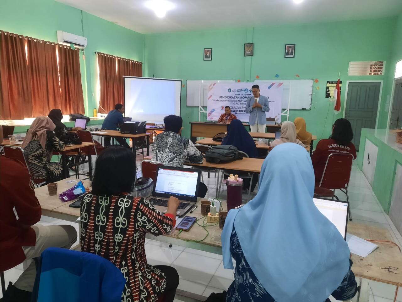 SMA NEGERI 4 SINTANG GELAR IN HOUSE TRAINING (IHT) PENGUATAN KOMPETENSI GURU DALAM TRANSFORMASI PEMBELAJARAN TAHUN 2025