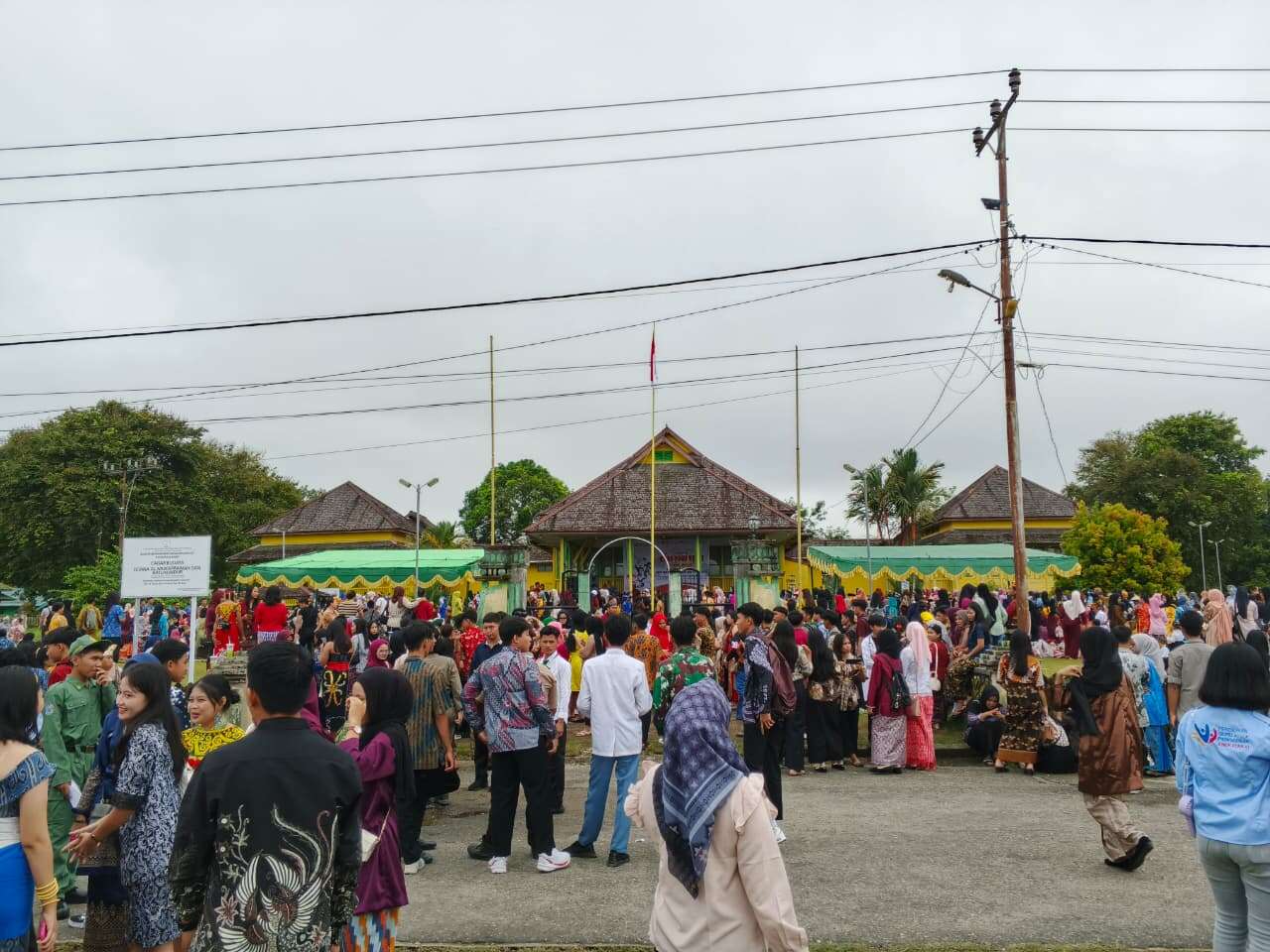 SMA NEGERI 4 SINTANG MERIAHKAN HARI PAHLAWAN 2025 DENGAN KARNAVAL DAN TARI KOMBINASI