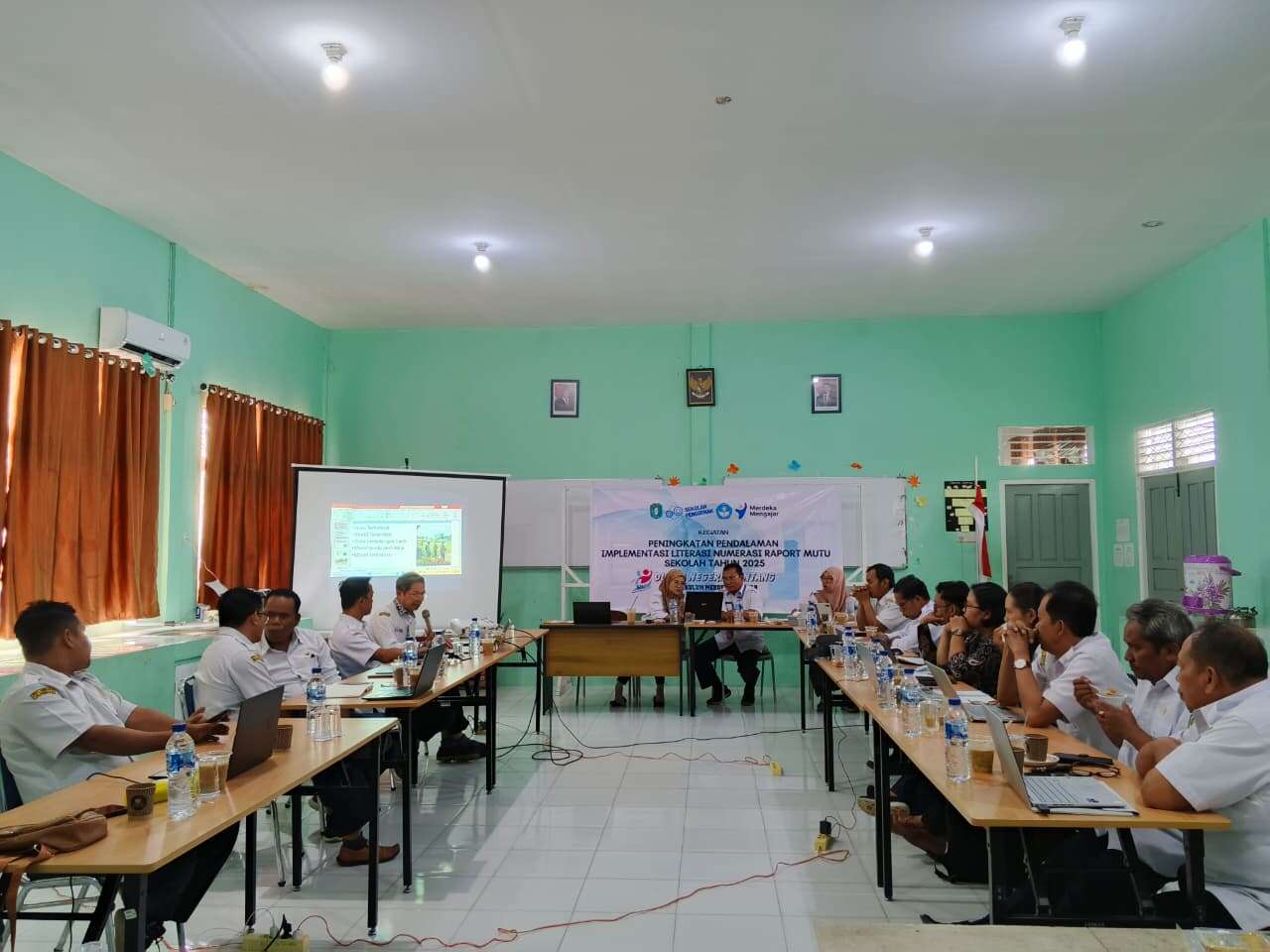 SMA NEGERI 4 SINTANG GELAR KEGIATAN PENDALAMAN LITERASI, NUMERASI, DAN RAPOR PENDIDIKAN 2025