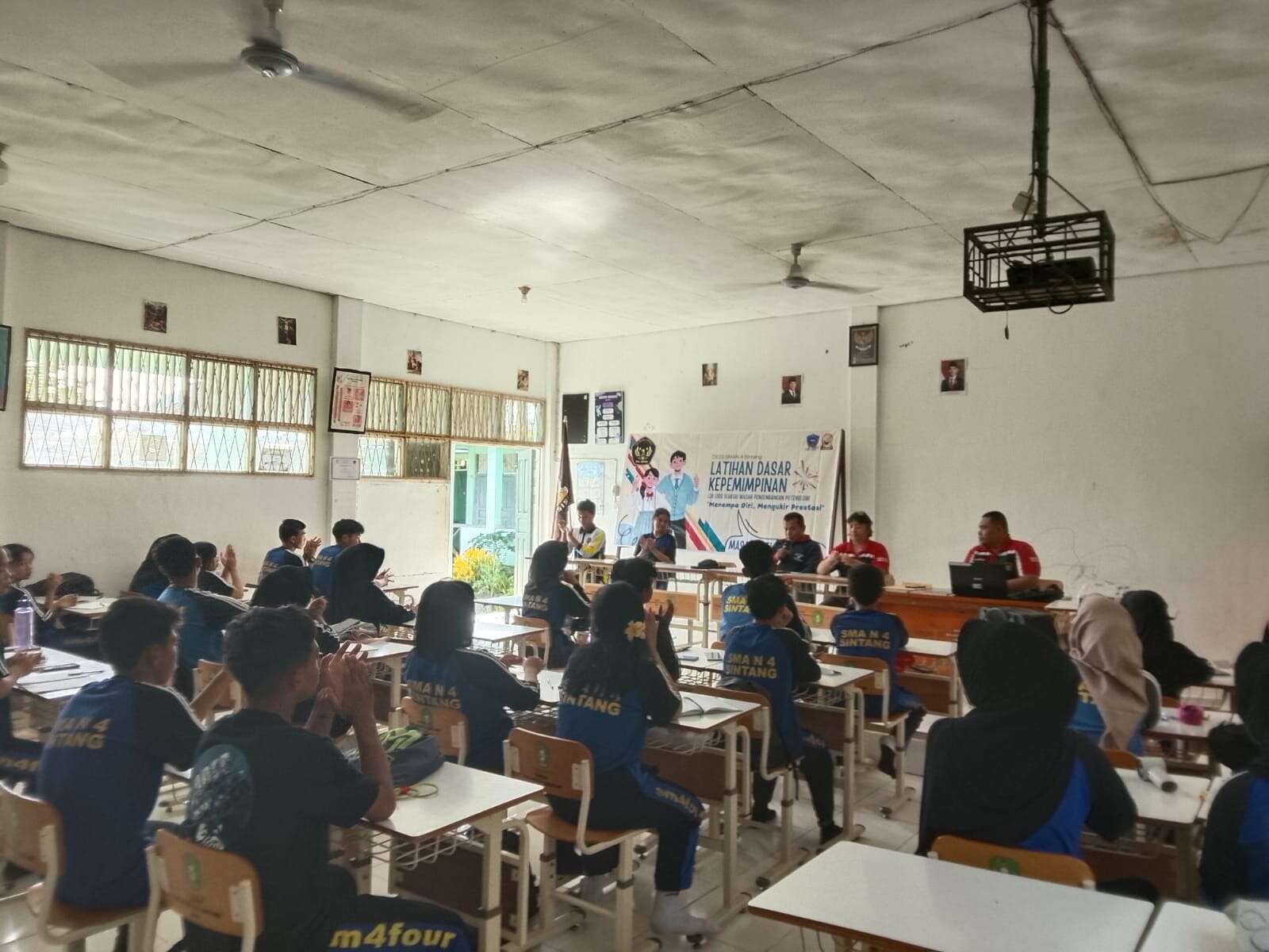 LATIHAN DASAR KEPEMIMPINAN (LDK) OSIS–MPK SMA NEGERI 4 SINTANG TAHUN 2025