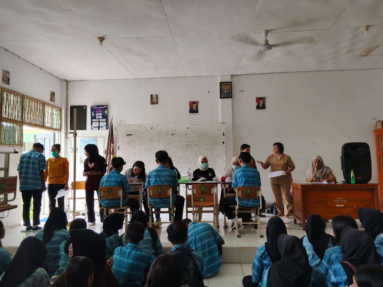 SKRINING KESEHATAN SISWA KELAS X OLEH PUSKESMAS DARA JUANTI DI SMAN 4 SINTANG