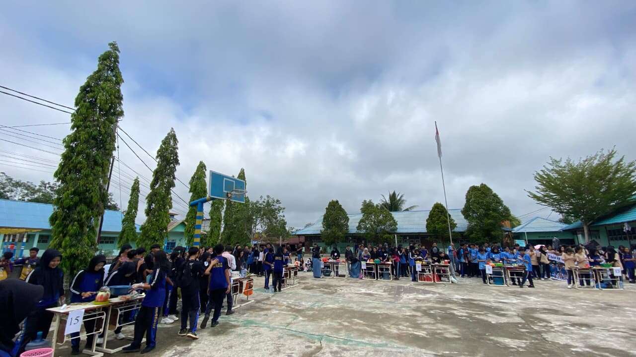 PERINGATAN HARI GURU NASIONAL 2025 DI SMAN 4 SINTANG DIISI LOMBA MENGHIAS BUAH DAN KARAOKE