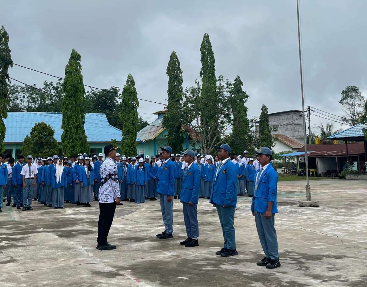 UPACARA MEMPERINGATI HARI GURU NASIONAL 2025 DI SMA NEGERI 4 SINTANG