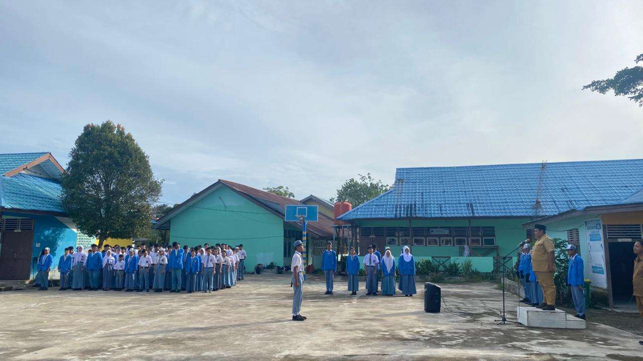 UPACARA BENDERA DI SMAN 4 SINTANG TANAMKAN SEMANGAT PERUBAHAN DAN NILAI ANAK INDONESIA HEBAT