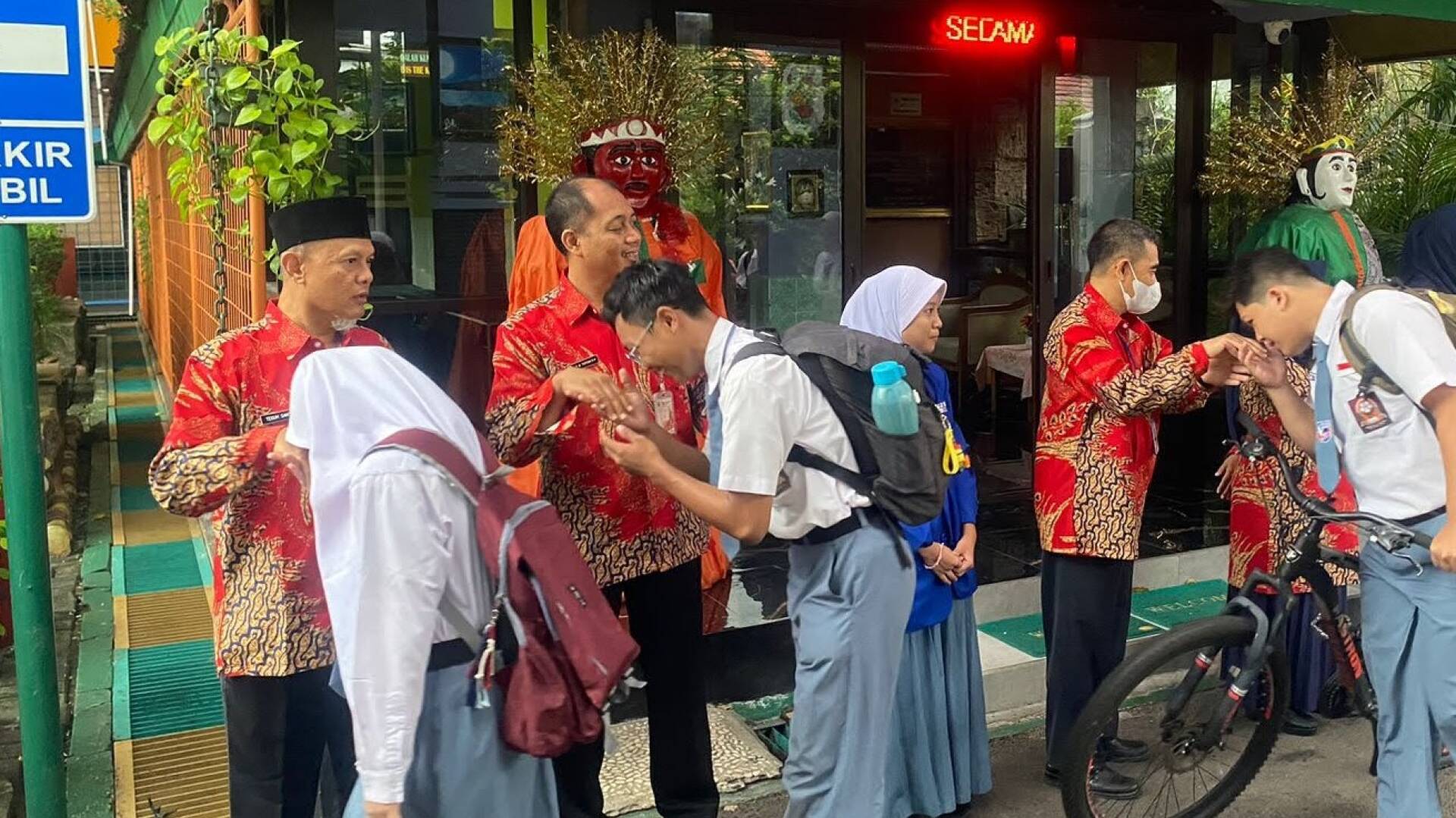 5S , Senyum, Salam, Sapa, dengan Sopan Santun
