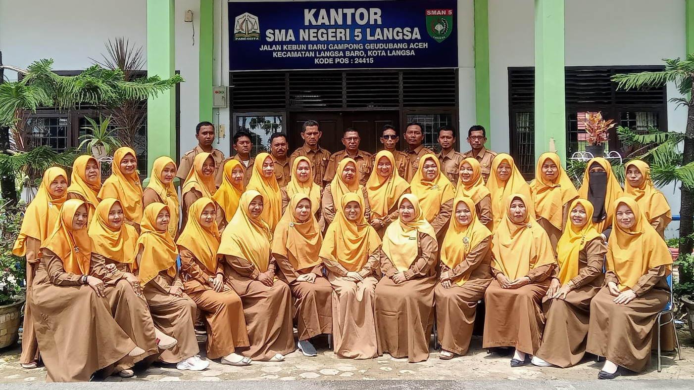 Guru dan staf SMA Negeri 5 Langsa