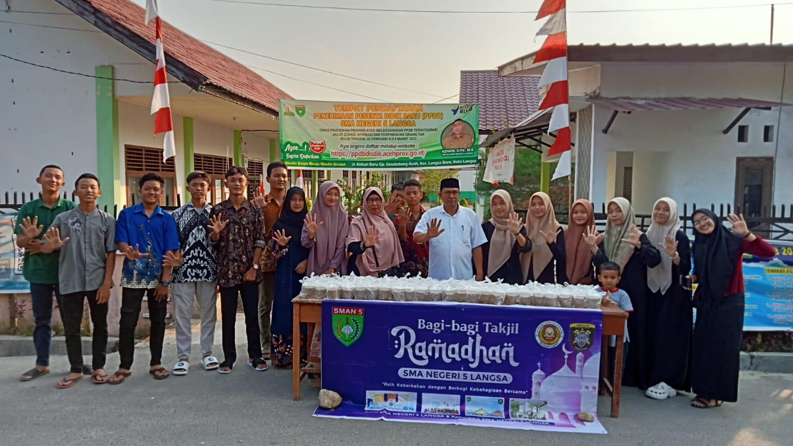 Bagi-Bagi Takjil Ramadhan SMAN 5 Langsa, 21 Ramadhan 1444 H