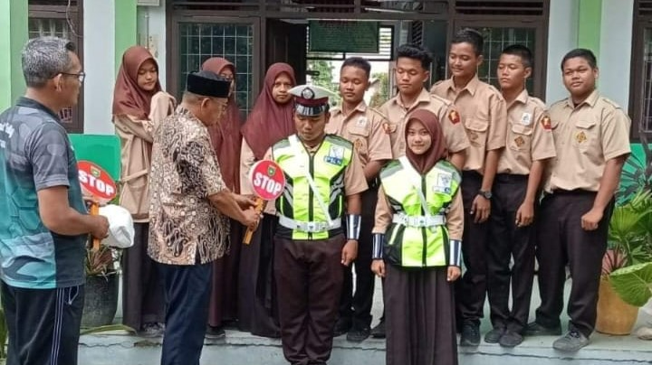 Penyerahan atribut PKS kepada pesertda untuk mengatur lalu lintas dan patroli di SMAN 5 Langsa
