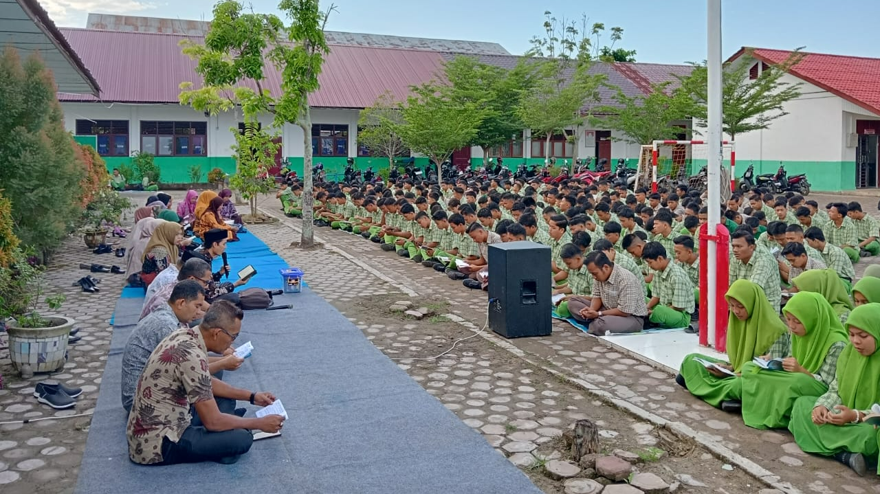 Pembacaan Yasin Bersama-sama Diikuti Oleh Seluruh Warga SMA Negeri 5 Langsa