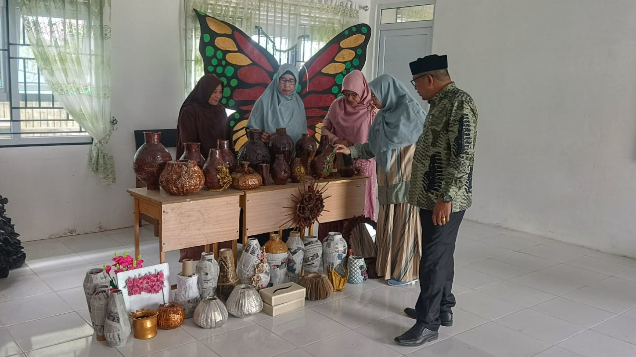 Kepala Sekolah Beserta Para Wakil Melakukan Kunjungan ke Ruang Prakarya SMAN 5 Langsa
