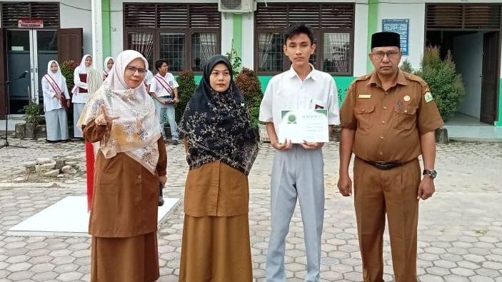 Penyerahan Hadiah Kepada Siswa dan Pembimbing Pemenang OSN Tingkat Kabupaten/Kota, Bidang Geografi dan Fisika, 15 Mei 2023