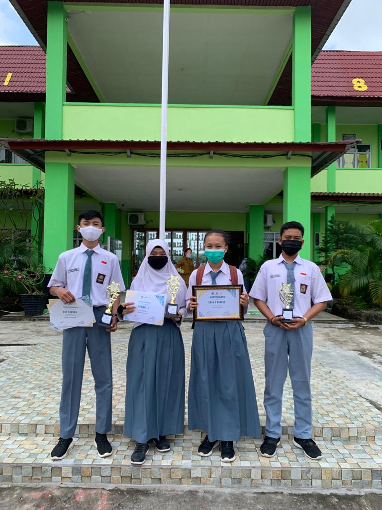 SMA NEGERI 8 MANDAU merebut 3 piala pada "ACID & BASE EXPERT COMPETITION UTM"
