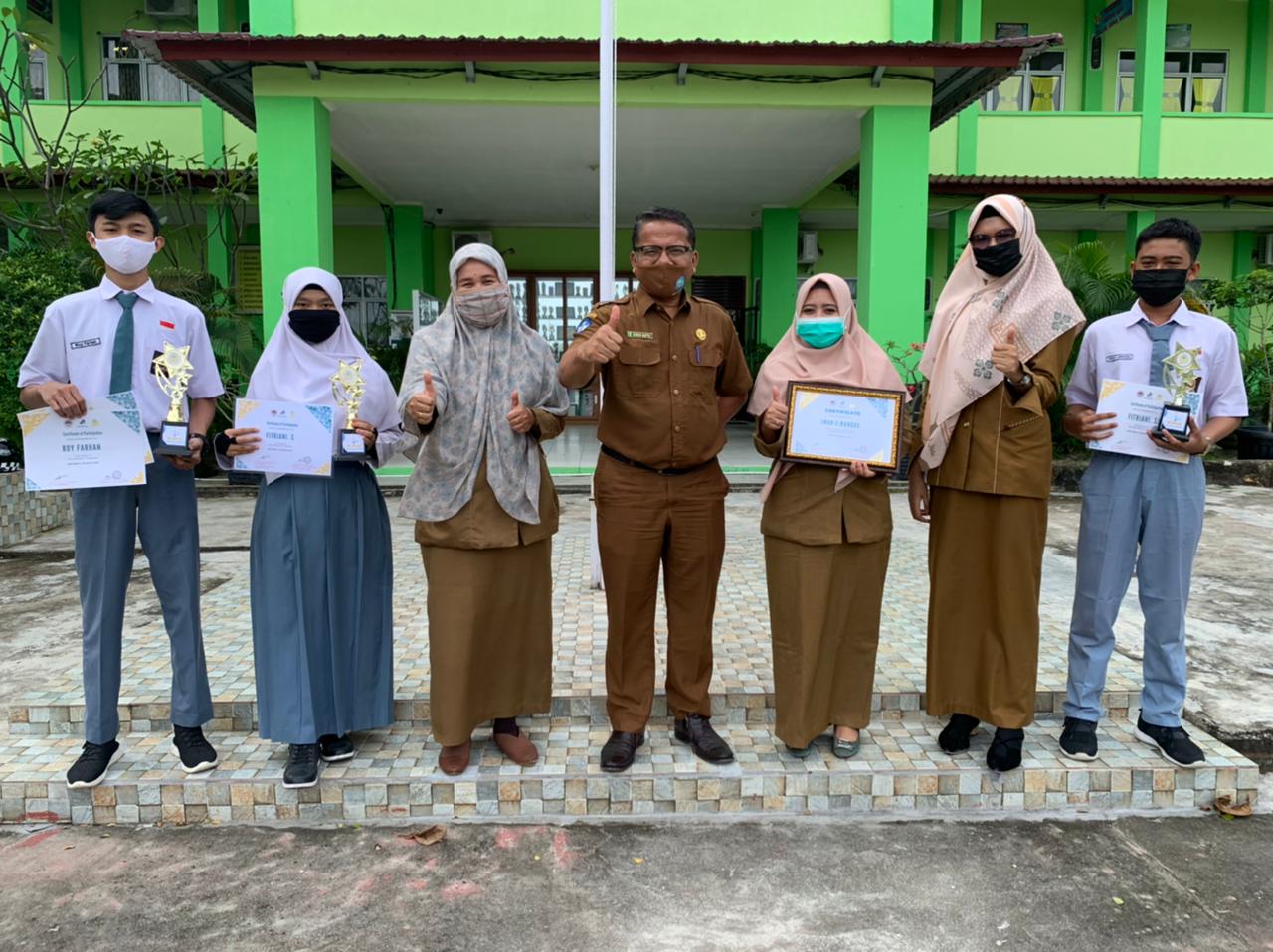 SMA NEGERI 8 MANDAU merebut 3 piala pada "ACID & BASE EXPERT COMPETITION UTM"