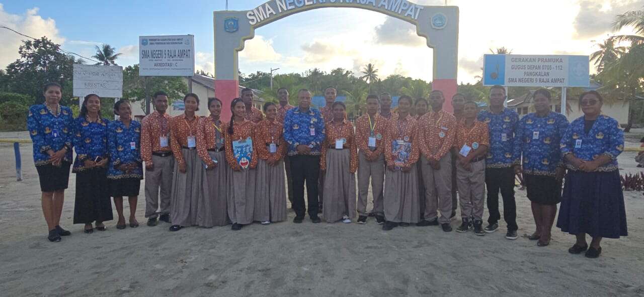 Abadikan Momen Sebelum Berjuang: Semangat Pagi di Gerbang Sekolah