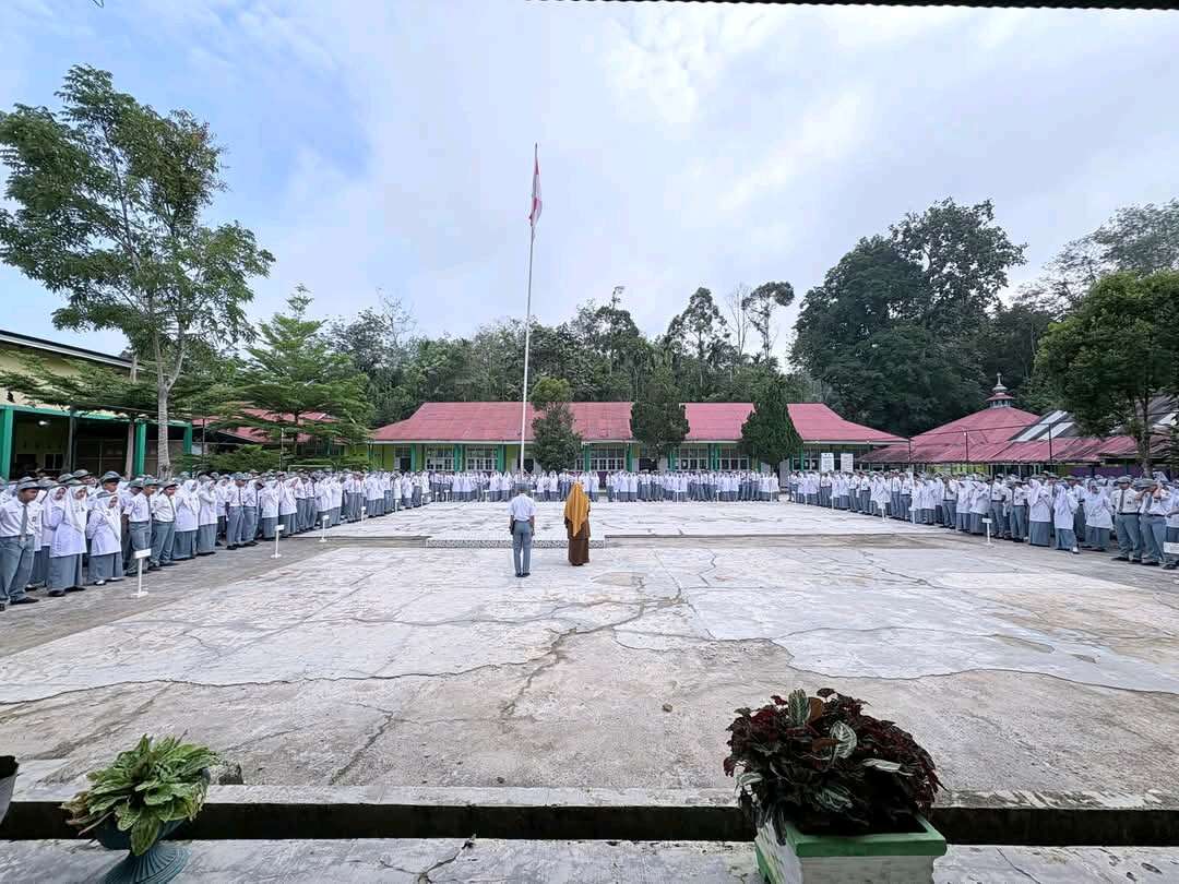 Upacara Hari Pertama Semester Genap TA 2025/2026 di SMAN 2 Lubuk Sikaping