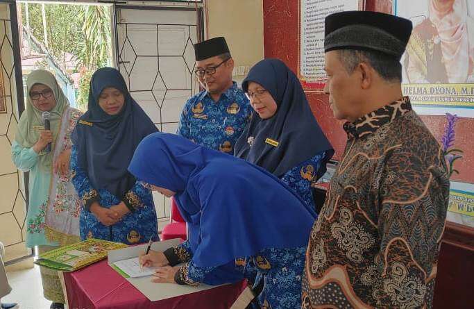 Serah Terima Jabatan PLT Kepala Sekolah kepada Kepala Sekolah Definitif SMAN 2 Lubuk Sikaping