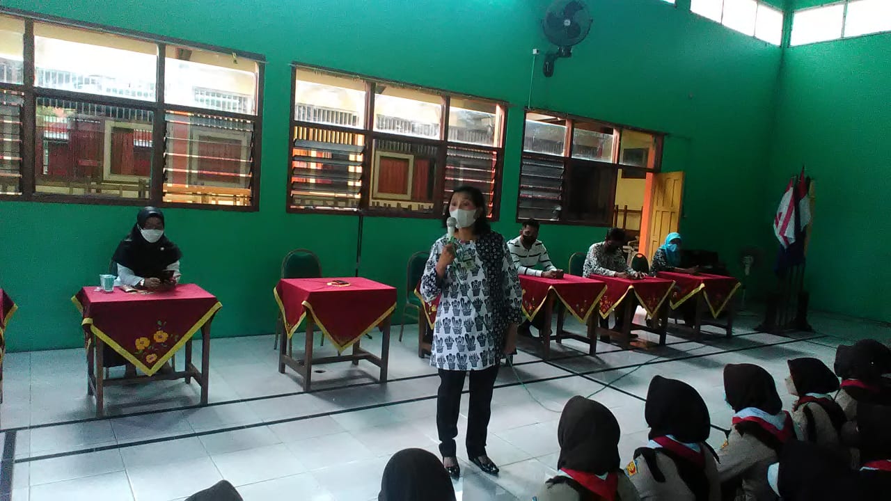 BERI MOTIFASI: Kepala SMAN 1 Cepiring Eustasia Christine Martati, S.Pd.,M.Pd di depan siswa kelas 12