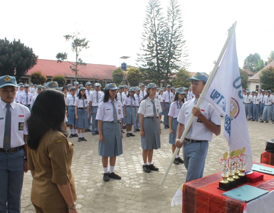 Penerimaan Pataka OSIS dari Pengurus OSIS yang sudah selesai melaksanakan tugas