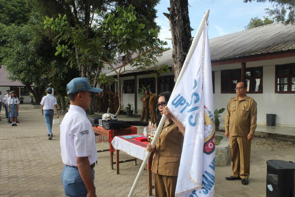 Penyerahan Pataka OSIS kepada Pengurus OSIS yang baru