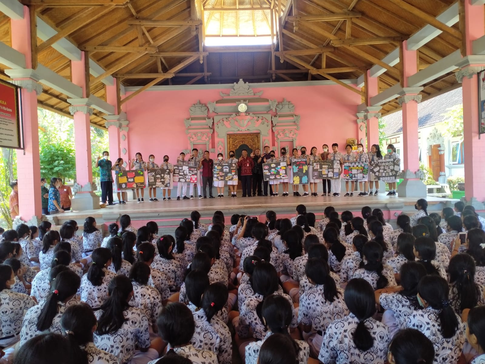 Kegiatan Literasi SMAN 1 Tejakula || Presentasi Kliping Tema Bullying