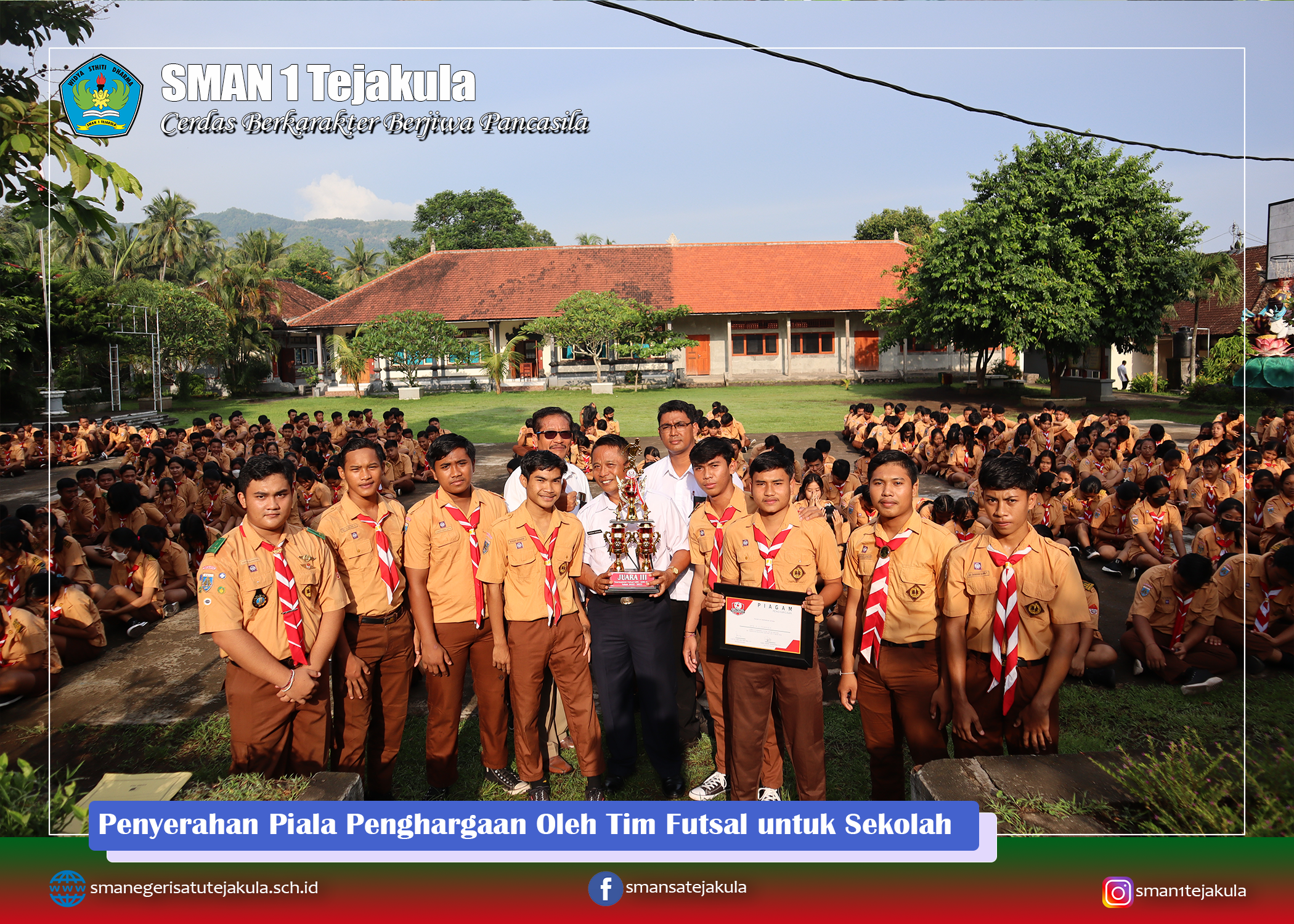 Penyerahan Piala dan Piagam Penghargaan oleh Tim Futsal SMANSAKA Kepada Pihak Sekolah