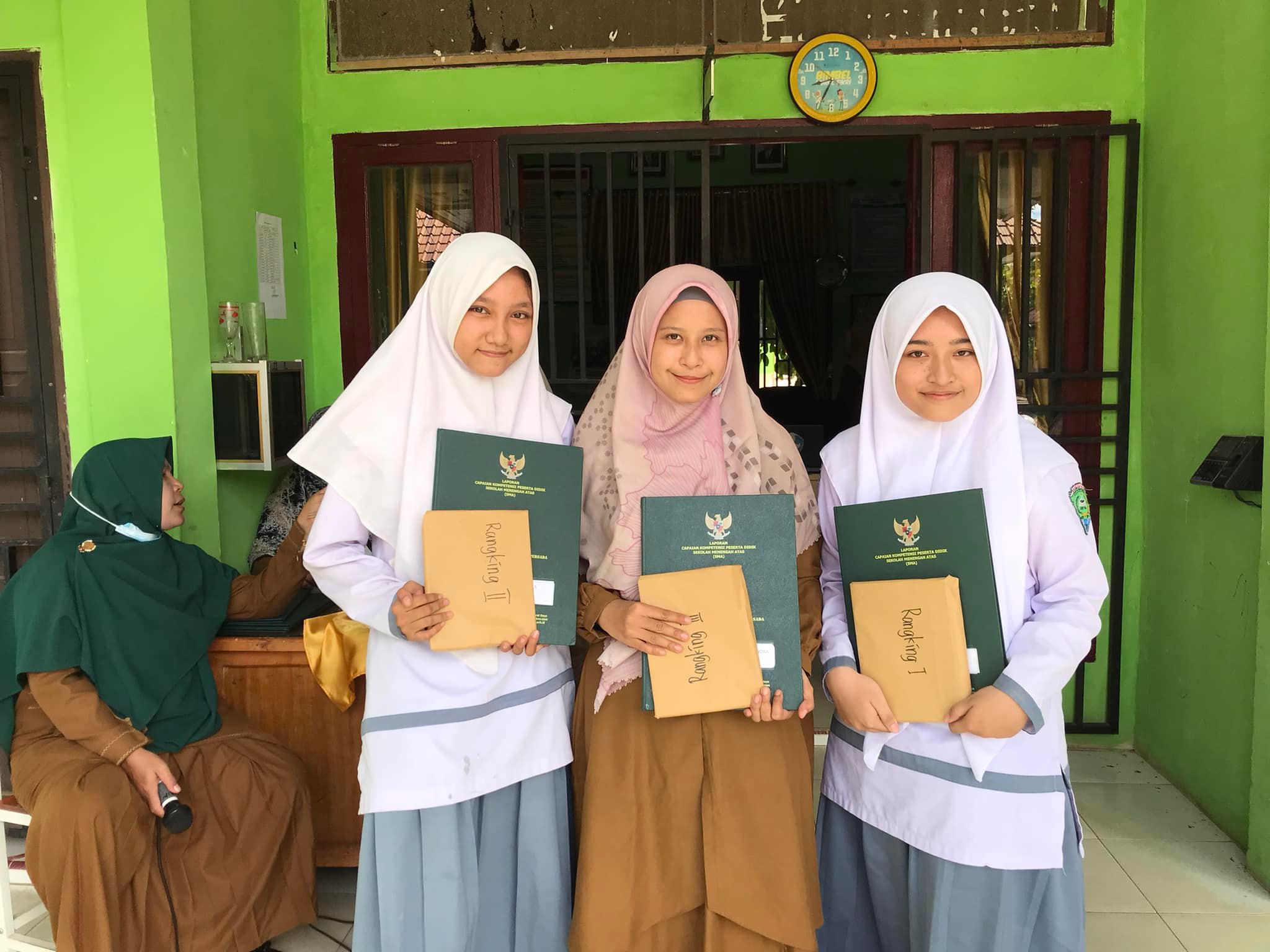 pembagian raport tahun ajaran 2020/2021