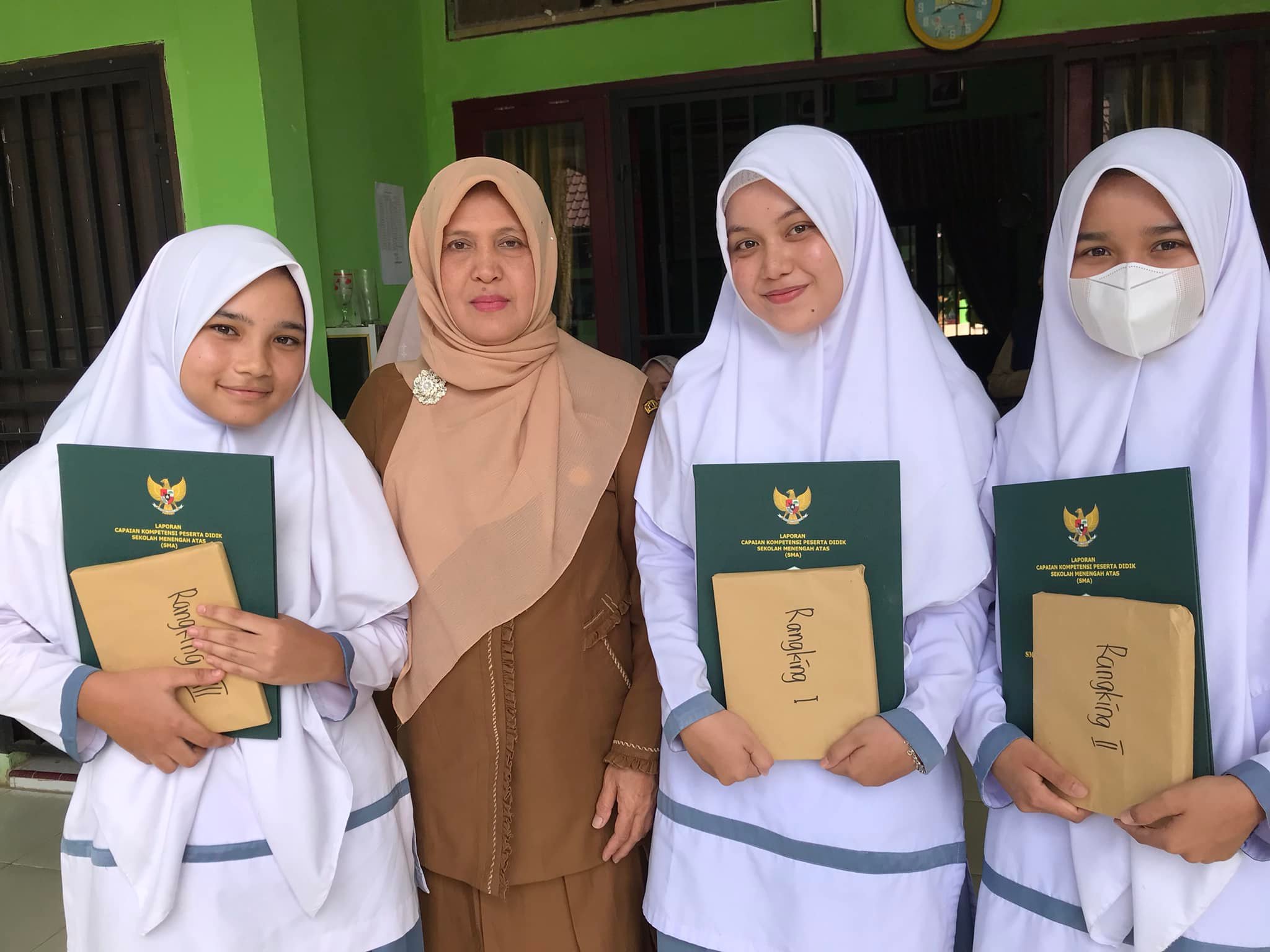pembagian raport tahun ajaran 2020/2021