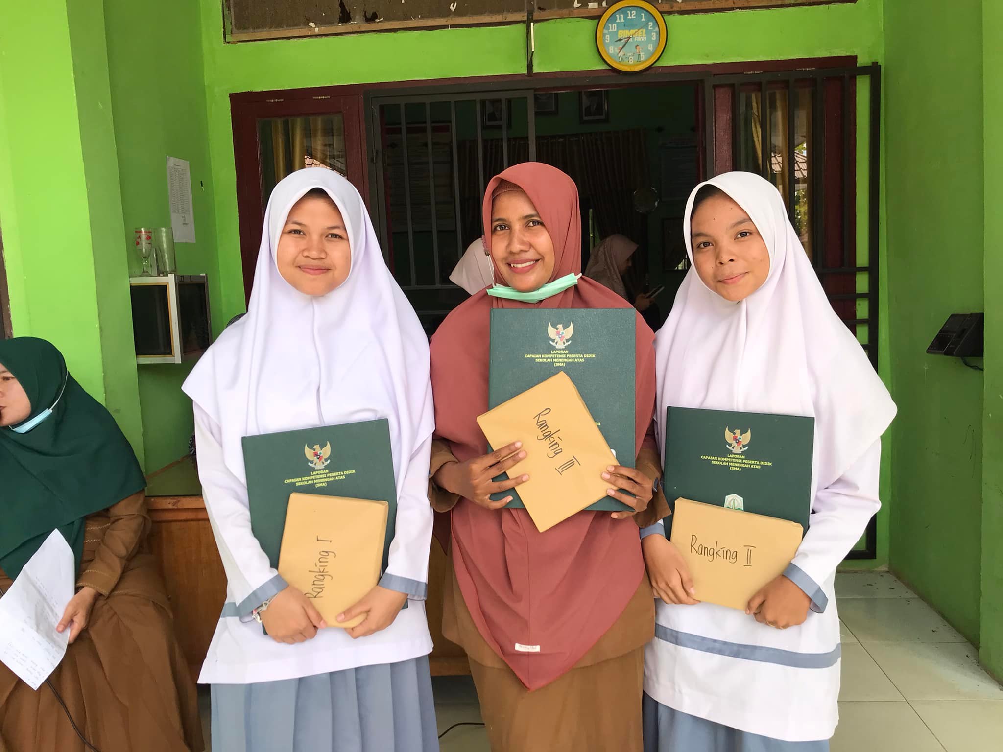 pembagian raport tahun ajaran 2020/2021