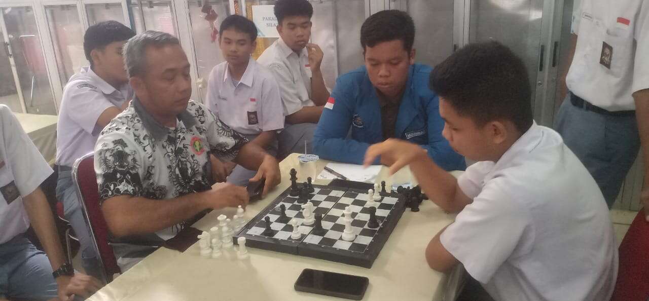 Pertandingan Catur Antar Guru dan Siswa Semarakkan Hari Guru Nasional di SMAN 1 Bangko