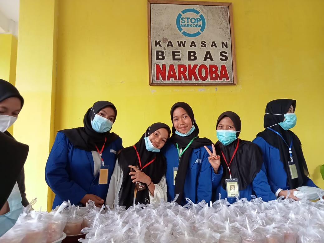 SMAN 1 BATAUGA Berbagi Takjil Gratis