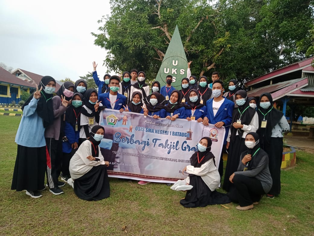 SMAN 1 BATAUGA Berbagi Takjil Gratis