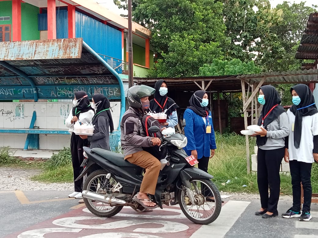 SMAN 1 BATAUGA Berbagi Takjil Gratis